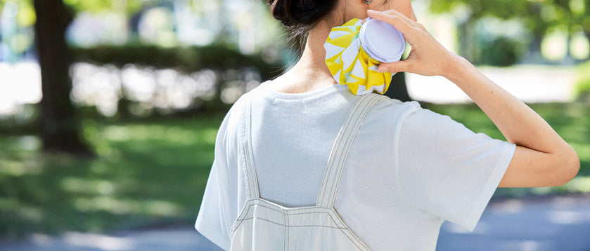 伊砂文様　氷のうを首にあてるイメージ