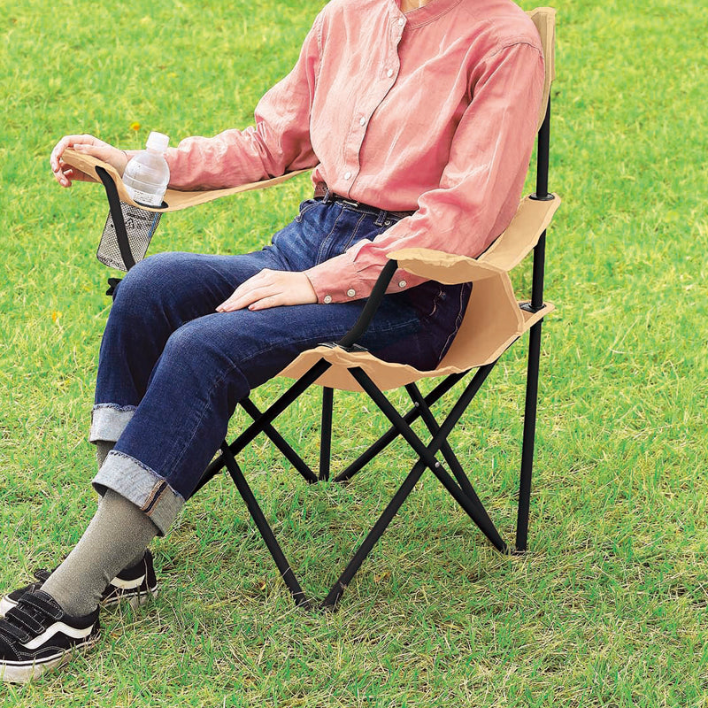 レジャーアンドライフ・ポータブルチェア（ひじ掛け付き）【色指定可】　使用イメージ