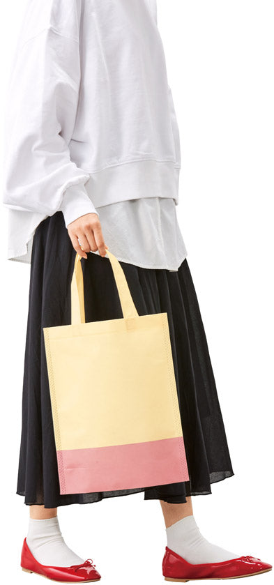 リル　再生PETガゼットマチ付A４トートを手に持ったイメージ