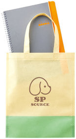 リル　再生PETガゼットマチ付A４トートにものを入れたイメージ