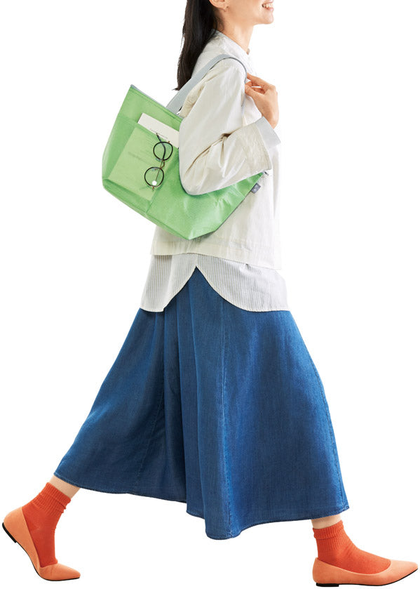 リル　再生PETポケット付保冷温バッグを肩にかけたイメージ