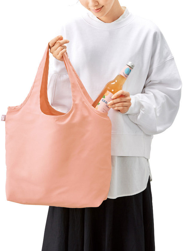 リル　再生PET保冷温ふんわりトートに商品を入れるイメージ