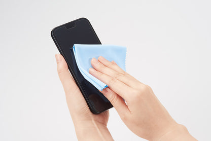 リル 再生PETモバイルクリーナーで携帯を拭くイメージ