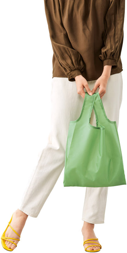 リル　再生PETショッピングバッグを手に持ったイメージ