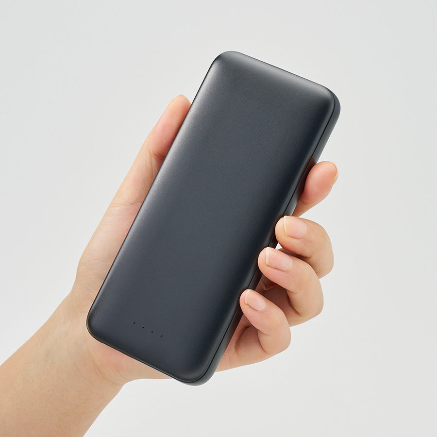 　リン酸鉄モバイルチャージャー10000　手に持った時の大きさイメージ