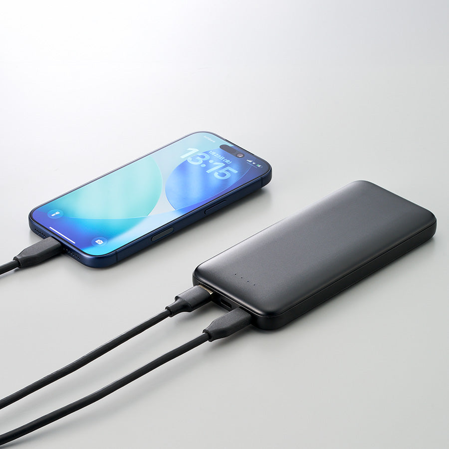 リン酸鉄モバイルチャージャー10000　携帯とバッテリーの充電イメージ