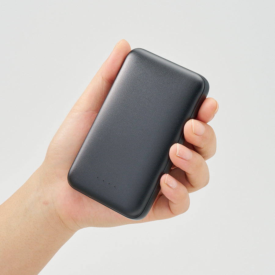 リン酸鉄モバイルチャージャー5000　手に持った時の大きさイメージ