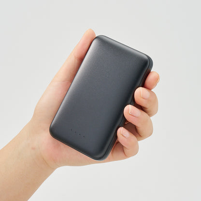 リン酸鉄モバイルチャージャー5000　手に持った時の大きさイメージ