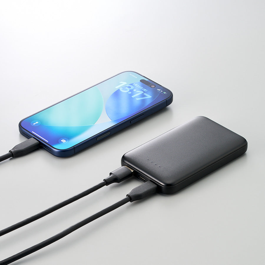 リン酸鉄モバイルチャージャー5000　携帯とバッテリーを繋いだイメージ