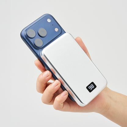 　マグネット対応準固体電池モバイルチャージャー5000　使用イメージ　ホワイト