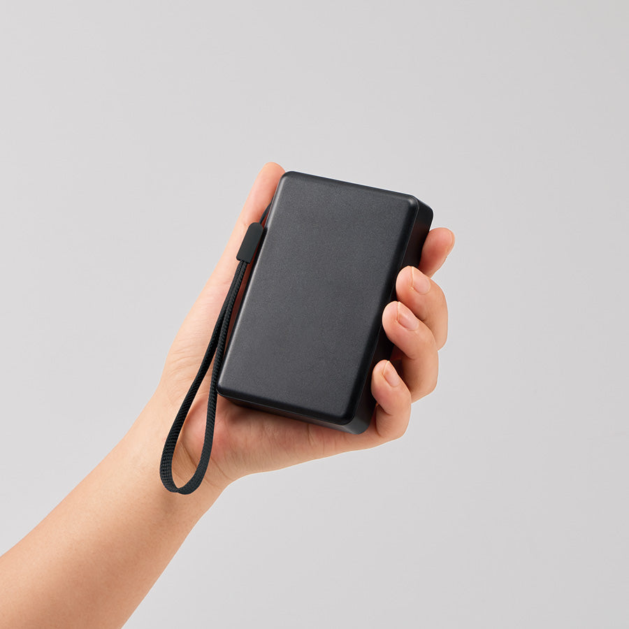 モバイルチャージャー8000　デジタル表示付　手に持った時の大きさイメージ