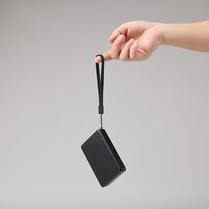 モバイルチャージャー8000　デジタル表示付　ストラップ使用イメージ