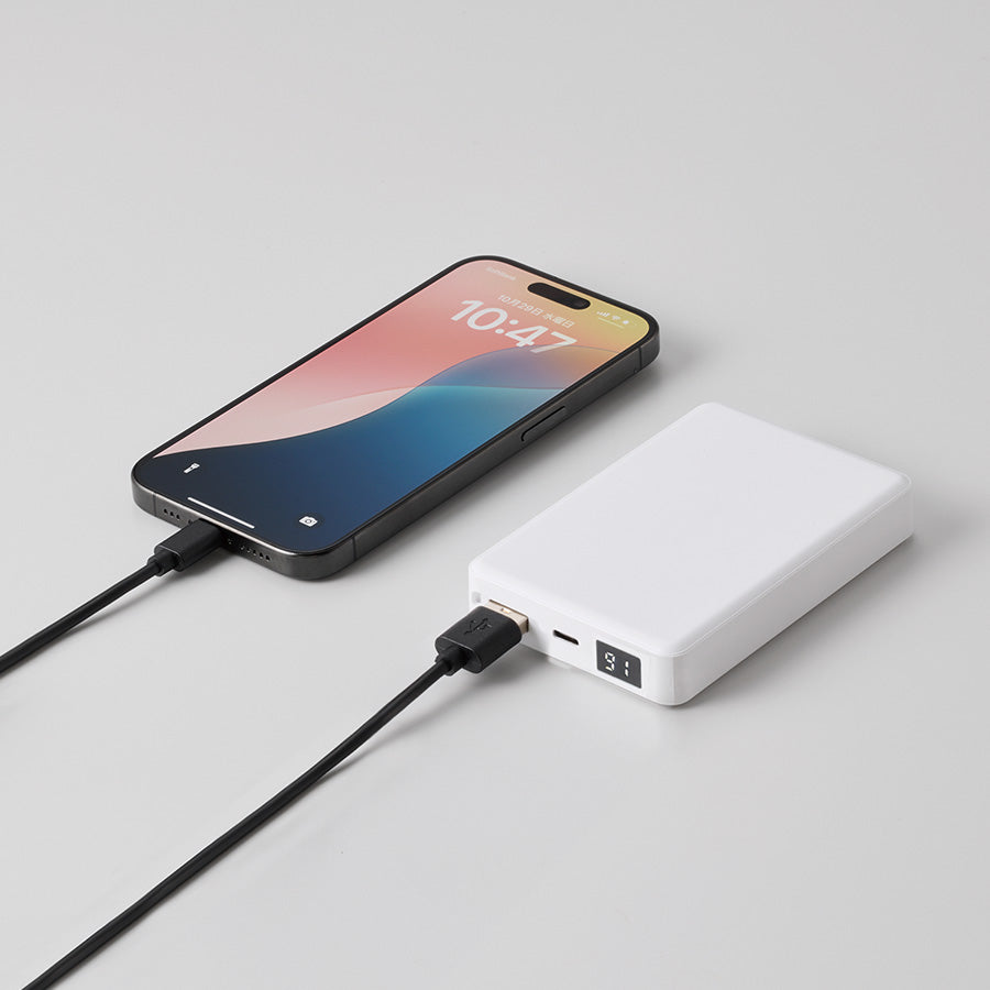 モバイルチャージャー8000　デジタル表示付　使用イメージ