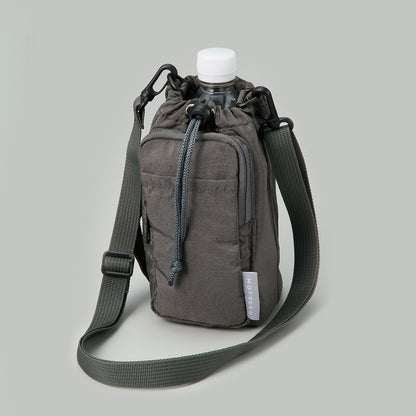 MOTTERUクーラーボトルホルダーサコッシュ　ペットボトルを入れた様子