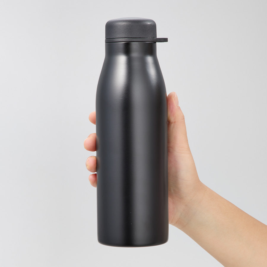 MOTTERUショルダーサーモステンレスボトルPLUS　手に持った時の大きさイメージ