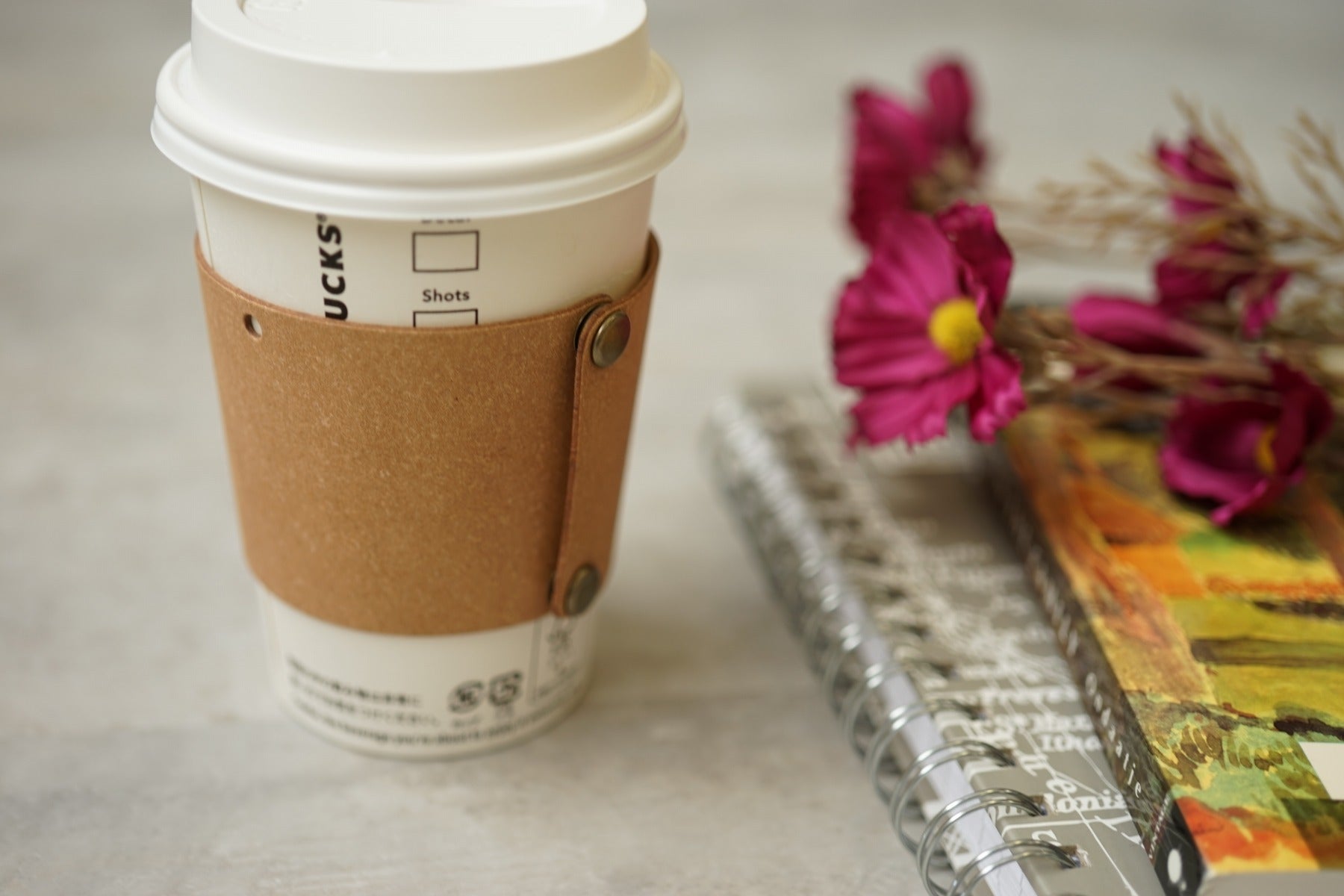 NaturalBasicブランド/革コーヒーカップホルダー（ドイツ製リサイクルレザー使用）　カップに使用したイメージ　ナチュラル