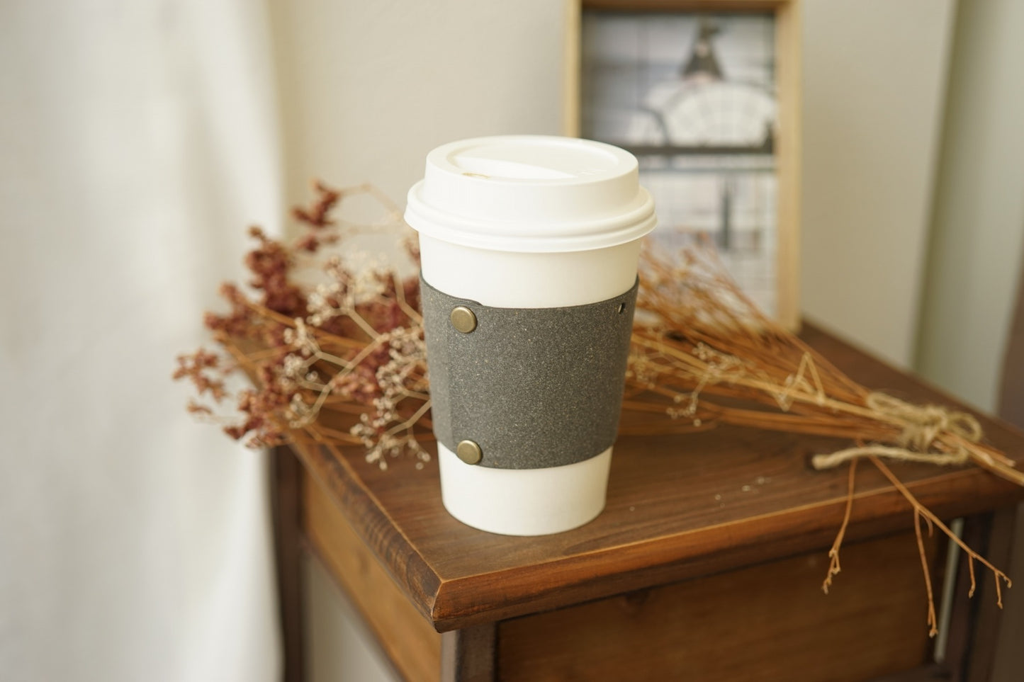 NaturalBasicブランド/革コーヒーカップホルダー（ドイツ製リサイクルレザー使用）をカップに使用したイメージ　ブラック