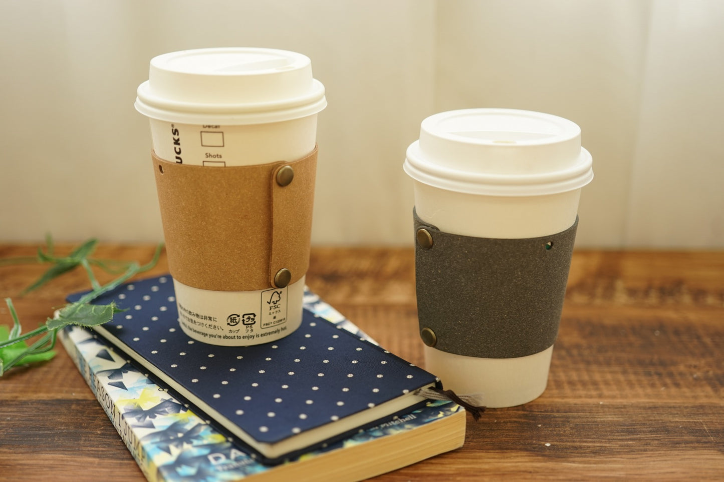 NaturalBasicブランド/革コーヒーカップホルダー（ドイツ製リサイクルレザー使用）　ナチュラルとブラック