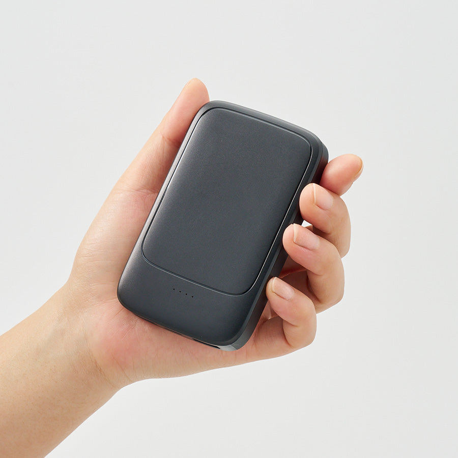 準固体電池モバイルチャージャー5000　手に持った時の大きさ