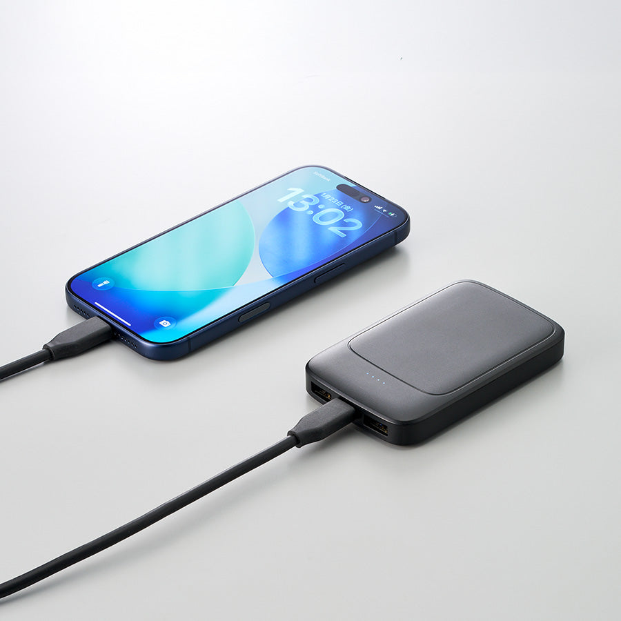 準固体電池モバイルチャージャー5000　携帯と充電器につないだ時のイメージ