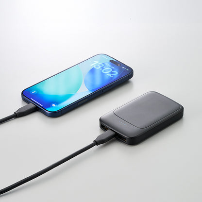 準固体電池モバイルチャージャー5000　携帯と充電器につないだ時のイメージ