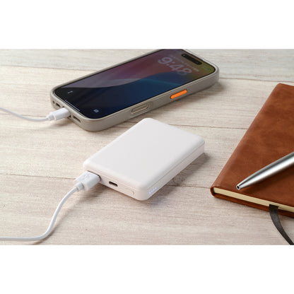 準固体モバイルタンク5000　使用イメージ　充電器と携帯