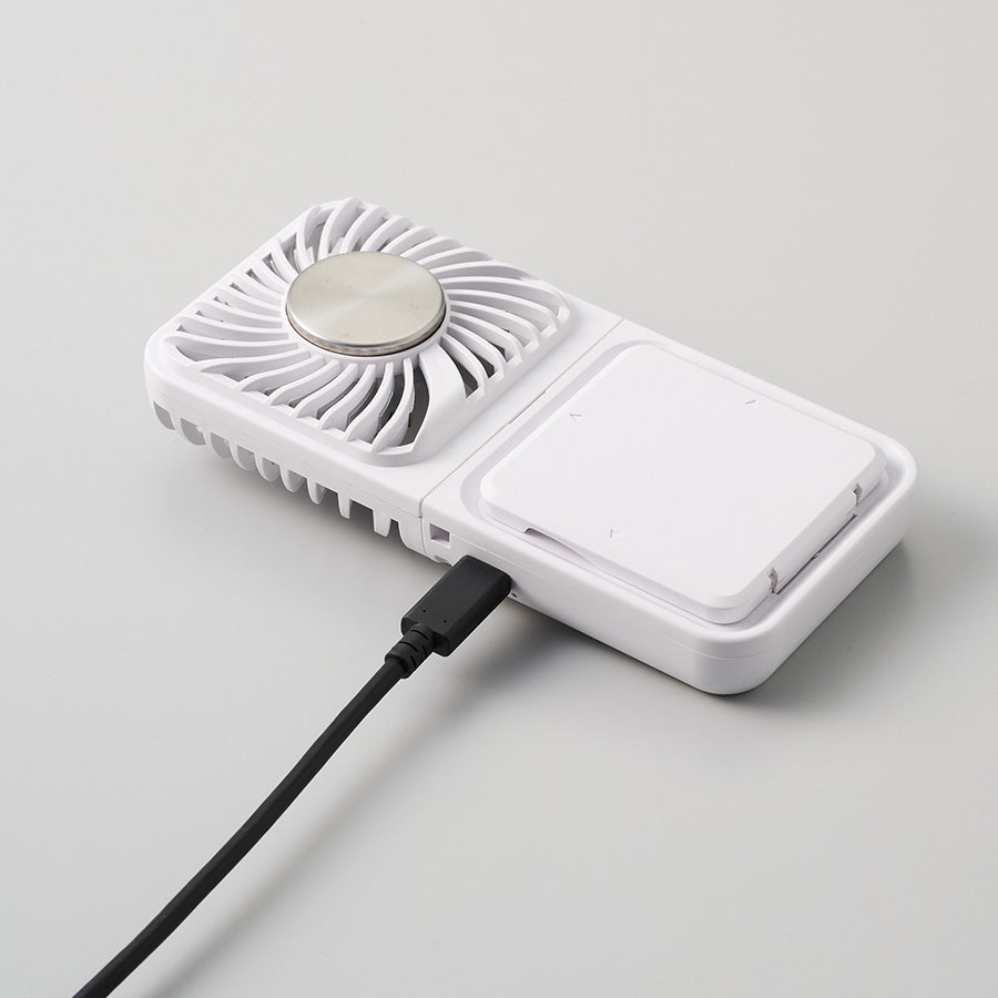 スマホスタンド付冷却プレートUSBファン　充電の様子
