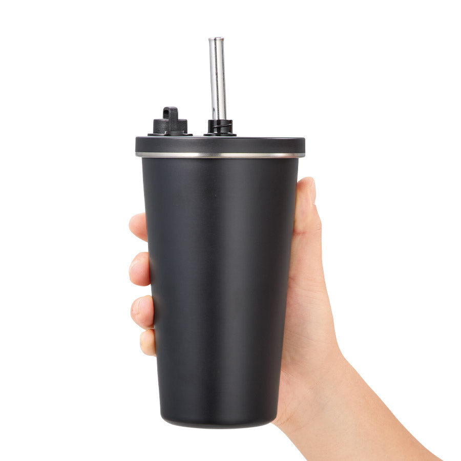 ストロー付ステンレスサーモタンブラー470ml　手に持った時の大きさイメージ