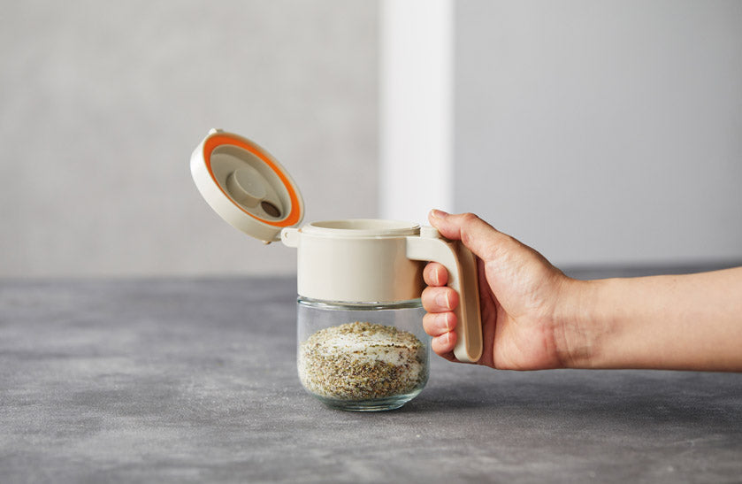 振りかけられる2way調味料ポット　片手でフタを開けられる