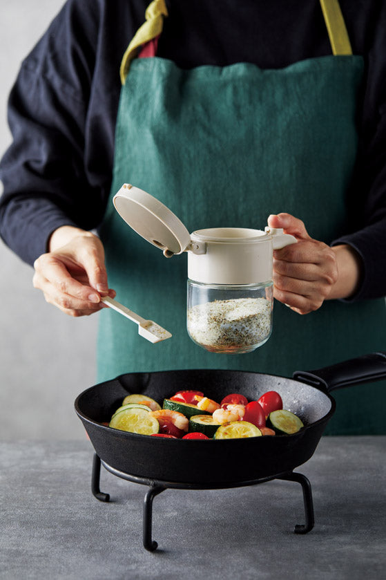 振りかけられる2way調味料ポット　スプーンを使って調味料をかけられる