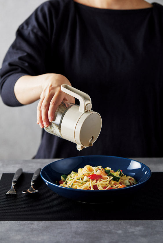 振りかけられる2way調味料ポット　穴から調味料を振りかけられる