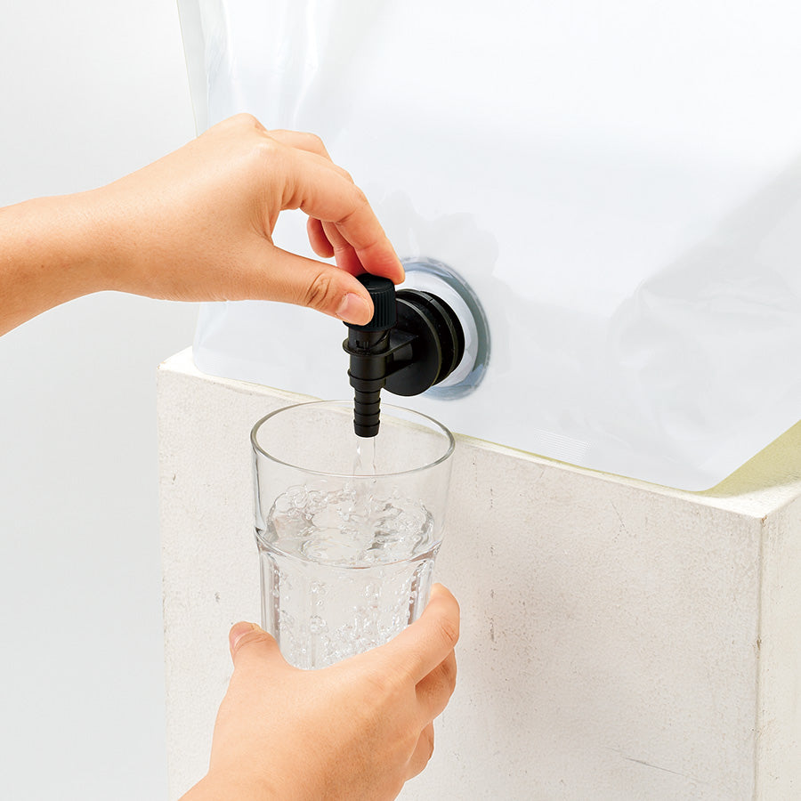 目盛り付ウォータージャグ8L　水を出す時のイメージ