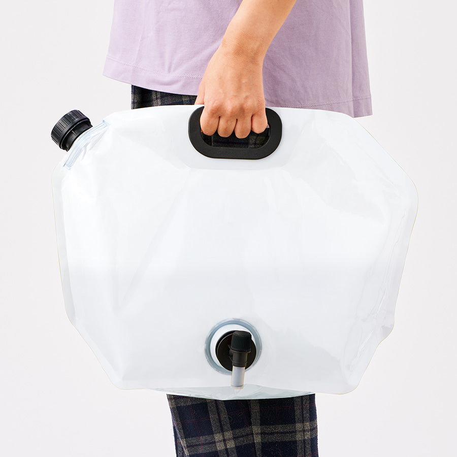 目盛り付ウォータージャグ8L　持った時のイメージ