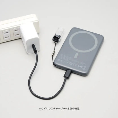 ワイヤレスチャージャーをコンセントとつないだイメージ