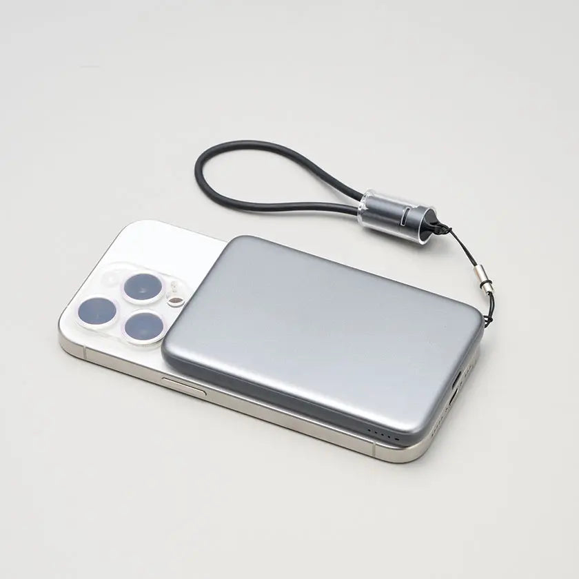 携帯にワイヤレスチャージャーをつけたイメージ